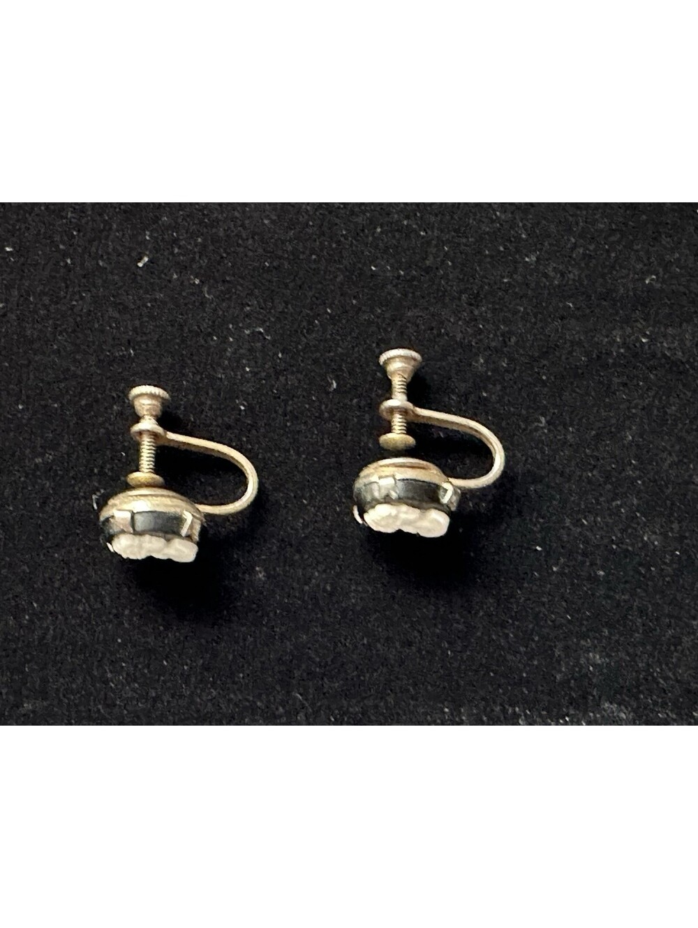 Vintage Cameo Black White Screw Back Earrings - Picture 4 of 5